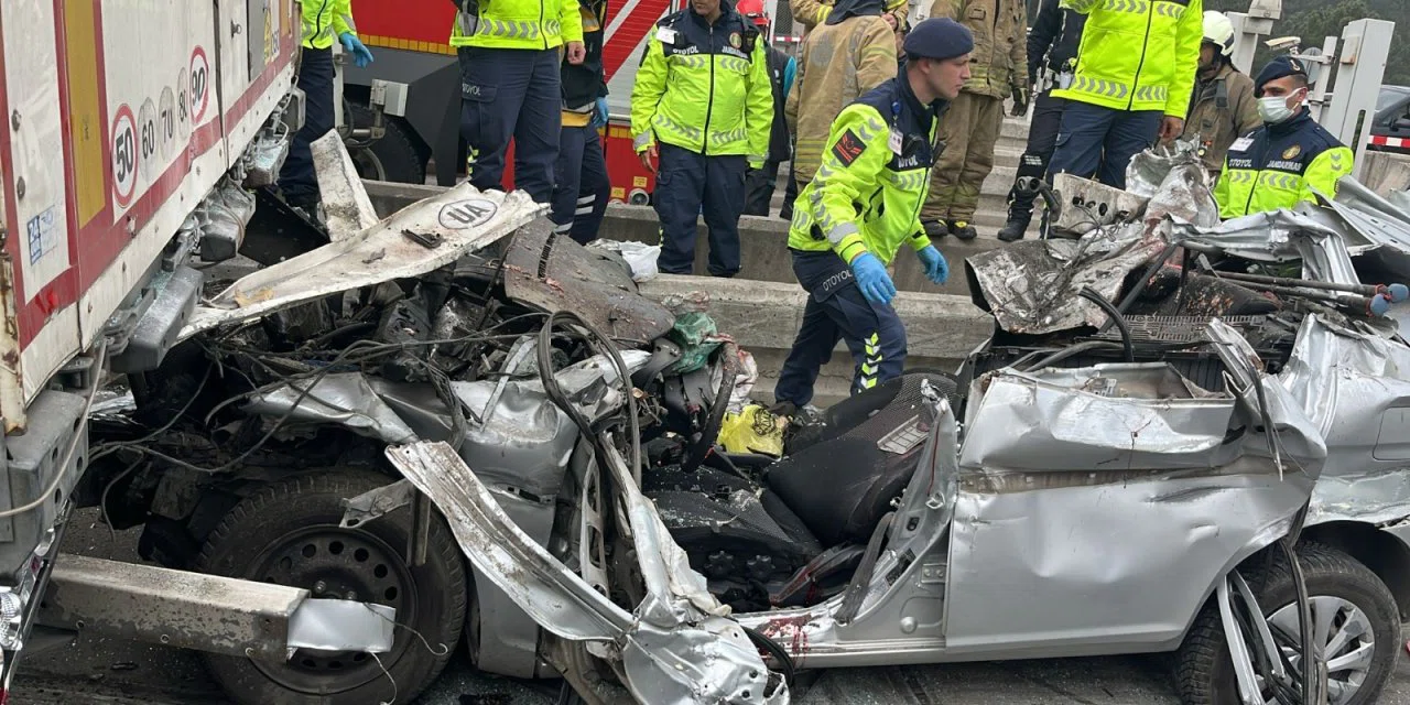 Otomobil TIR'ın altında girdi: 4 ölü. İstanbul'da korkunç kaza