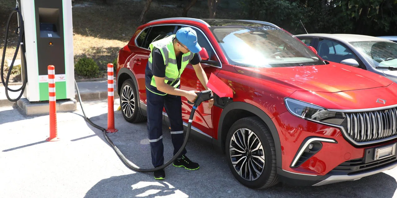 Elektrikli araç şarj istasyonu sayısı 11 bin 37'ye yükseldi