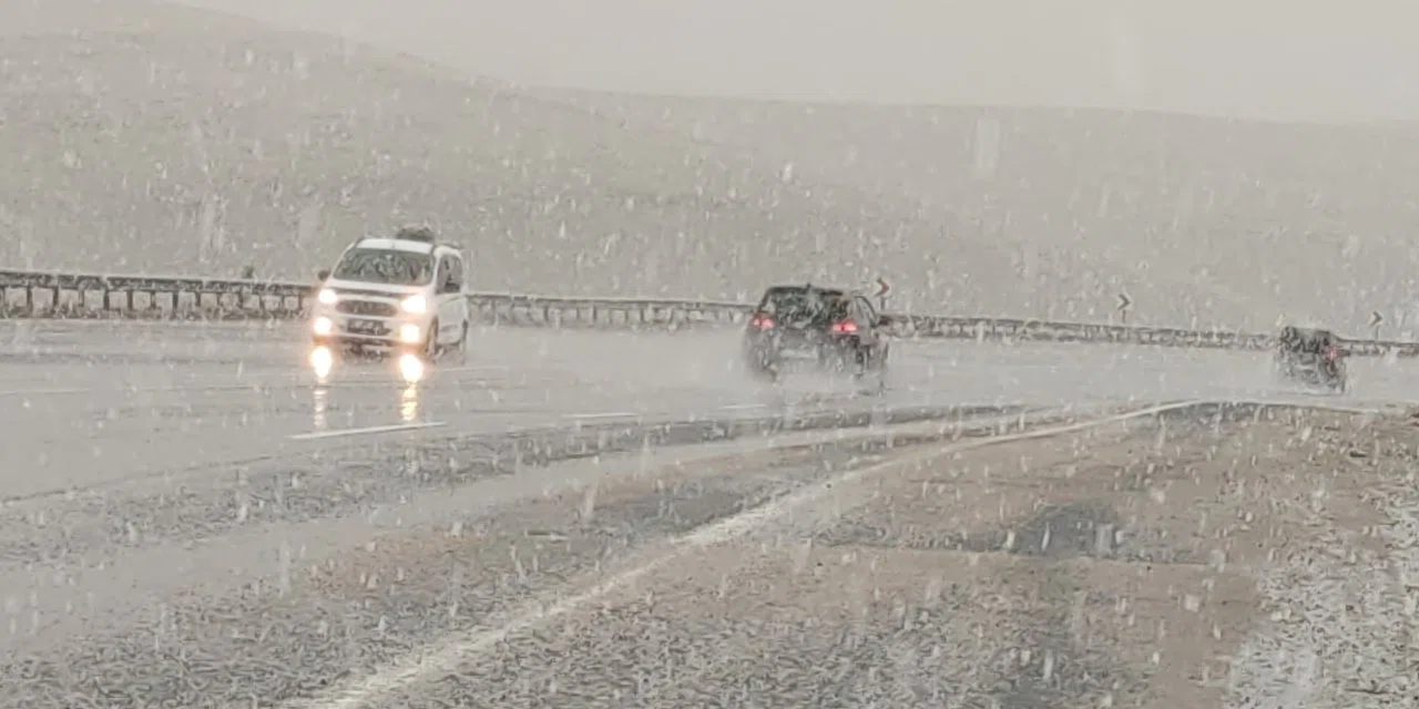 Van'a Nisan'da lapa lapa kar yağıyor
