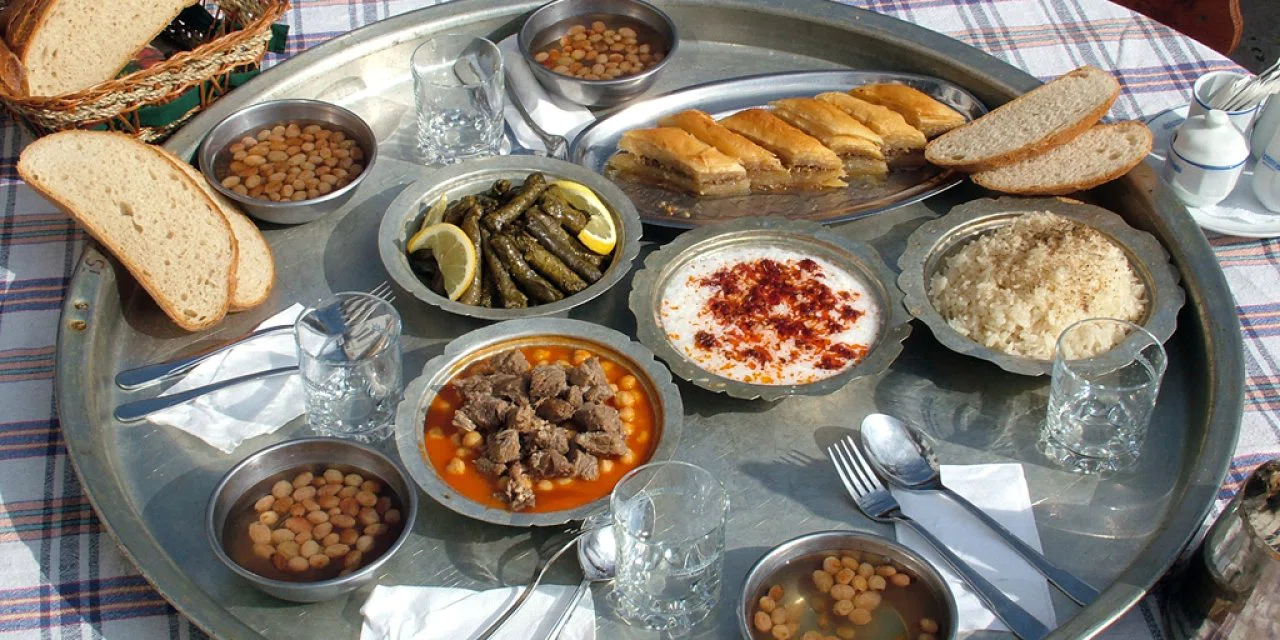 Konya'nın bu geleneği çok konuşuldu. Kara yemek takımının sırrı ne?