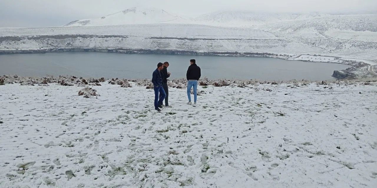Konya'nın en derin gölü beyaza büründü. Çöl toprağına Nisan ayı sürprizi