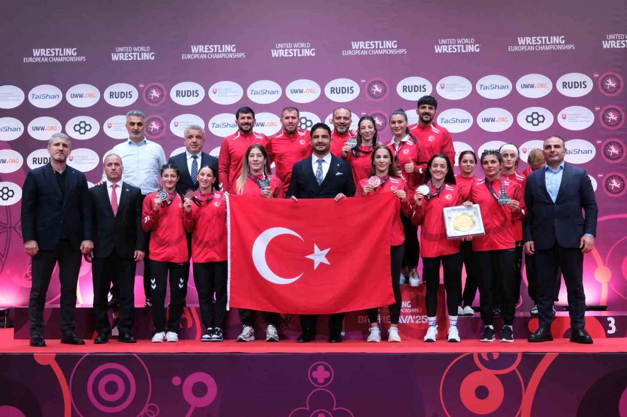 Milli kadın güreşçilerden tarihi başarı. Avrupa'ya damga vurdular