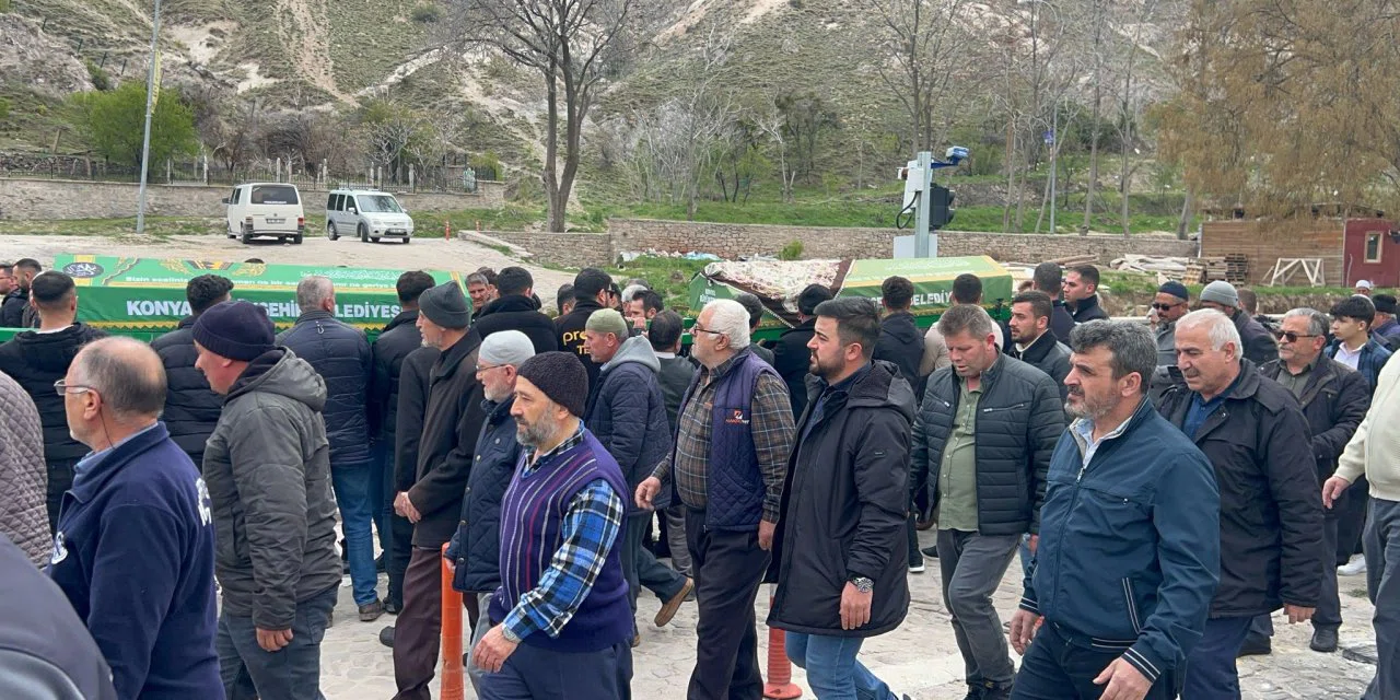 Konya'da kocası tarafından öldürülen kadının cenazesi eşiyle yan yana kaldırıldı