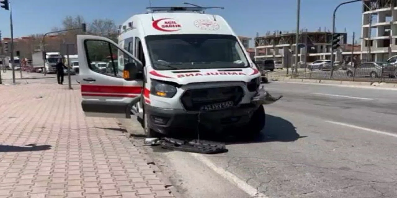 Konya'da hasta taşıyan ambulans kaza yaptı: 2 yaralı