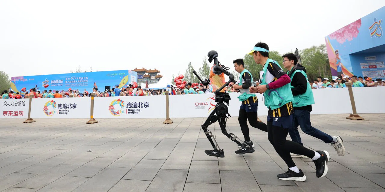 İnsanlar robotlara karşı koşu yarışı yaptı