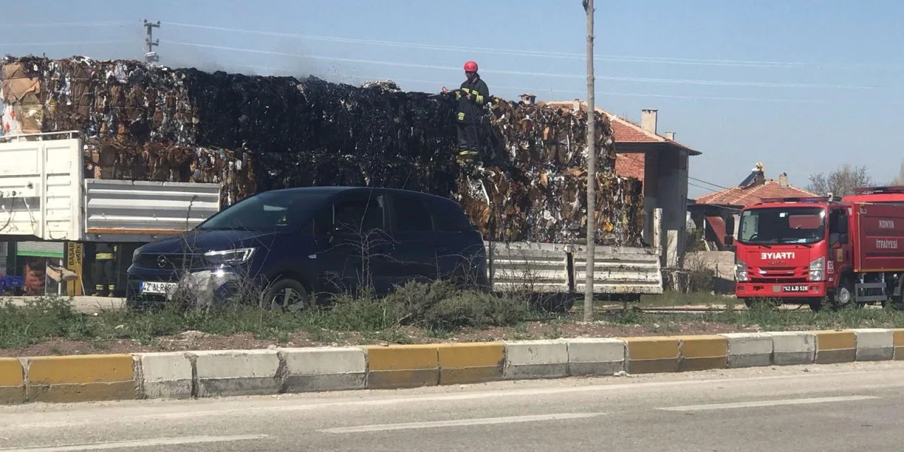 Konya'da hurda taşıyan TIR'da yangın