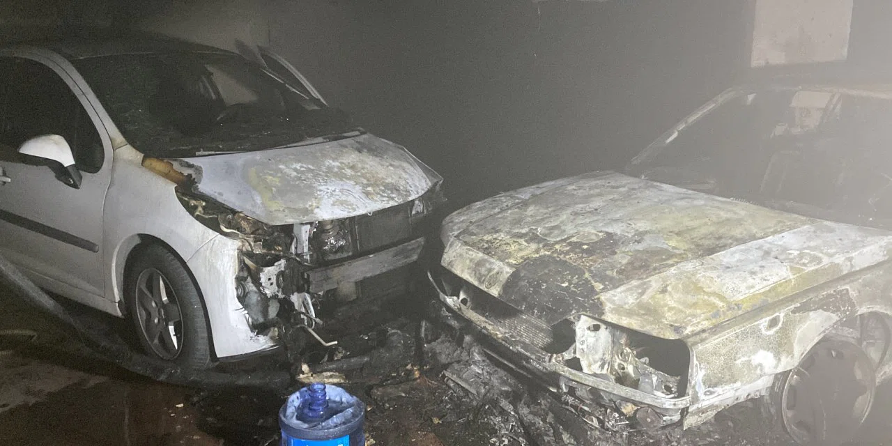 Konya'da sitenin otoparkında 2 otomobil yandı