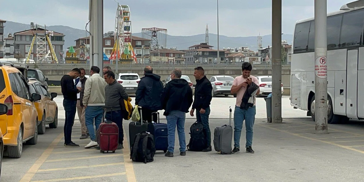 Hatay'da depremden kaçıp İstanbul'a sığınan afetzedeler korkuyla memleketlerine dönmeye başladılar