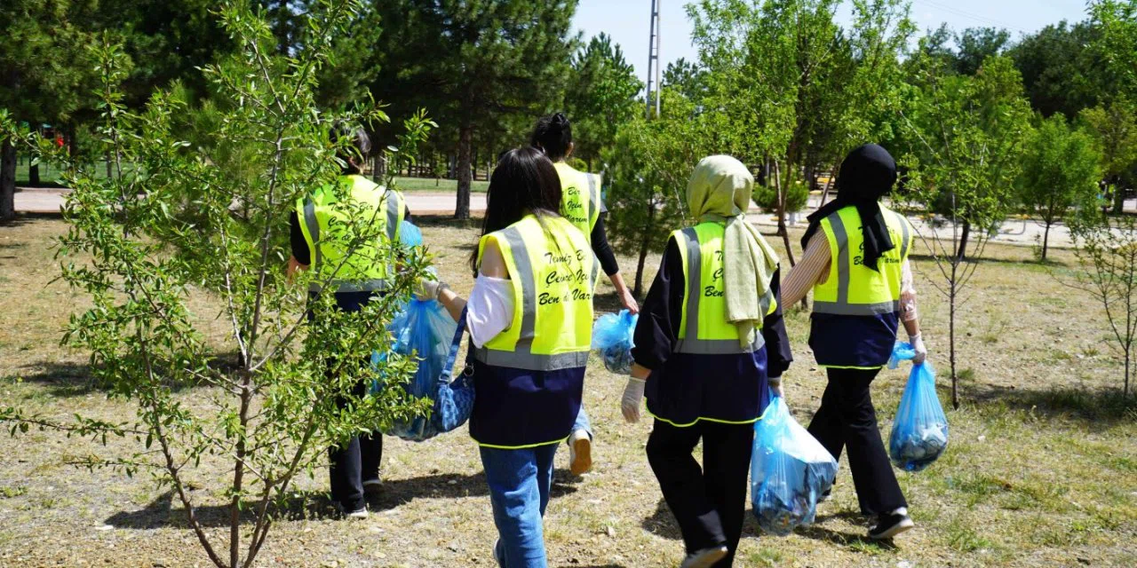 Meram Belediyesi ve NEÜ, gerçek ortamda ve dijital ortamda eş zamanlı temizlik yaptı