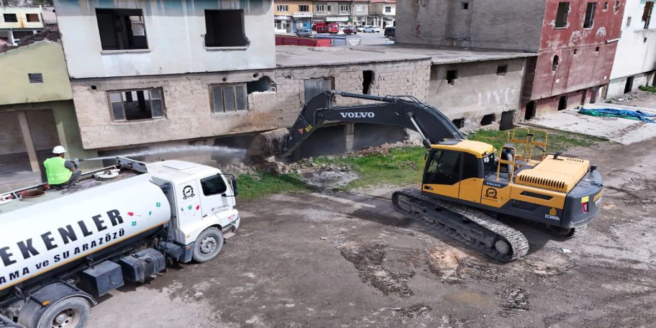 Konya'da CHP'li belediye büyük yıkıma başladı