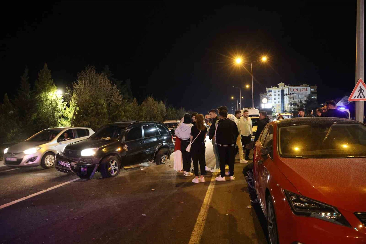 Konya’da feci kaza: Otomobiller çarpıştı 2 kişi yaralandı