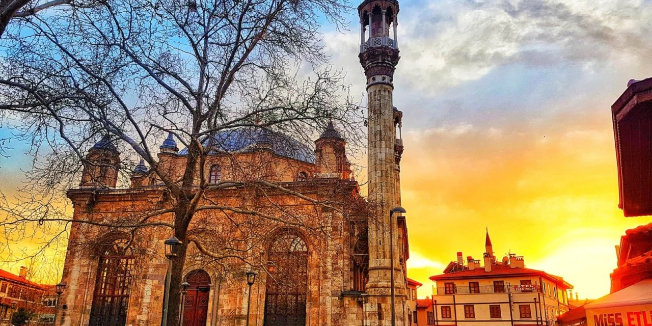 Konya'daki bu yapıda 7 kilogram altın kullanıldı. Penceresinde dikkat çeken detay