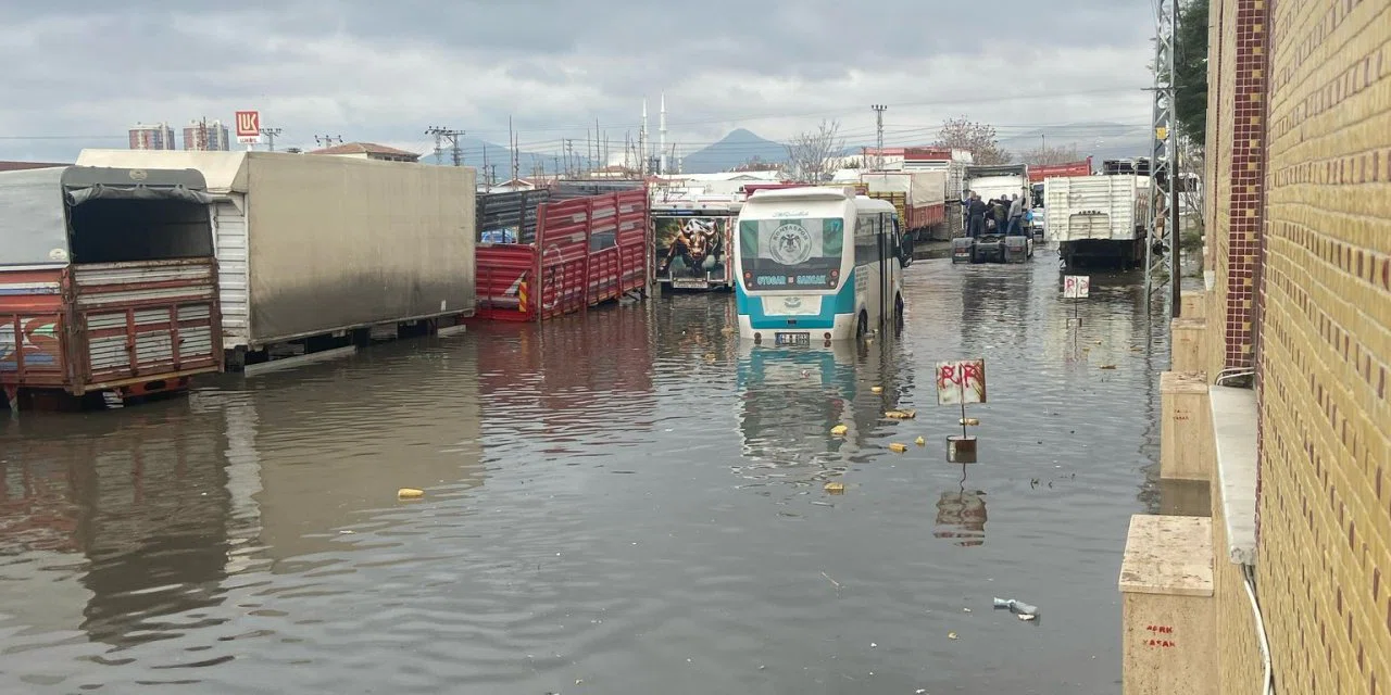 Konya yollar göle döndü. Vatandaşların imdadına tırlar yetişti