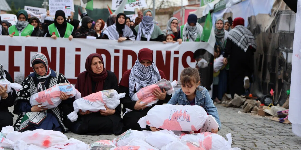 Konya Gazze'deki soykırıma sessiz kalmadı! Kent merkezinde kefenli direniş