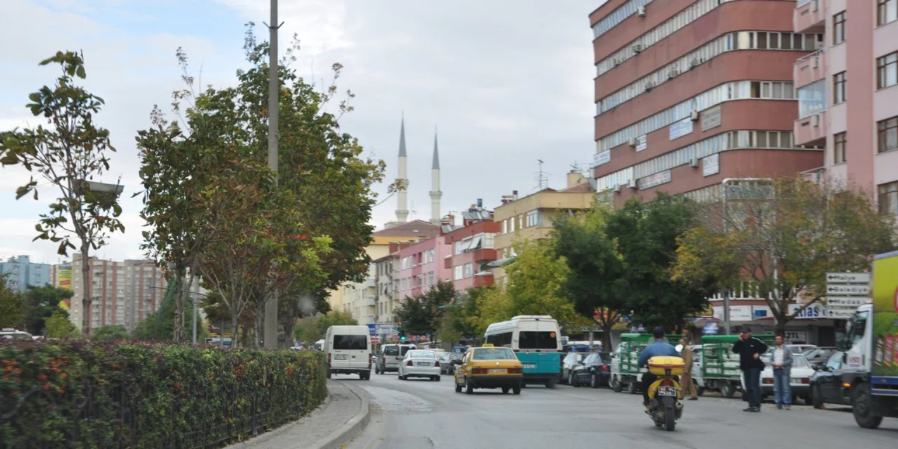 Konya'nın ulaşımını sağlayan ana arteri şebeke arızası nedeniyle tek şeride düşüyor: AKOM'dan kritik uyarı