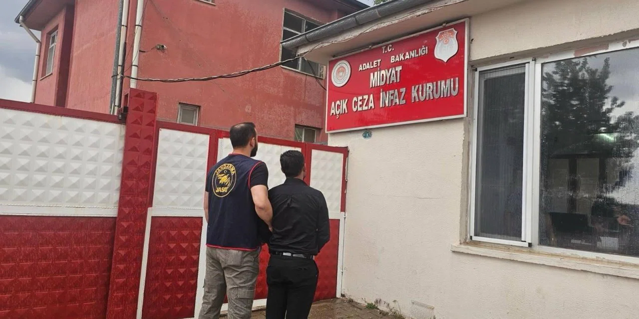 Cezaevi firarisi düğün salonunda saz çalarken yakalandı