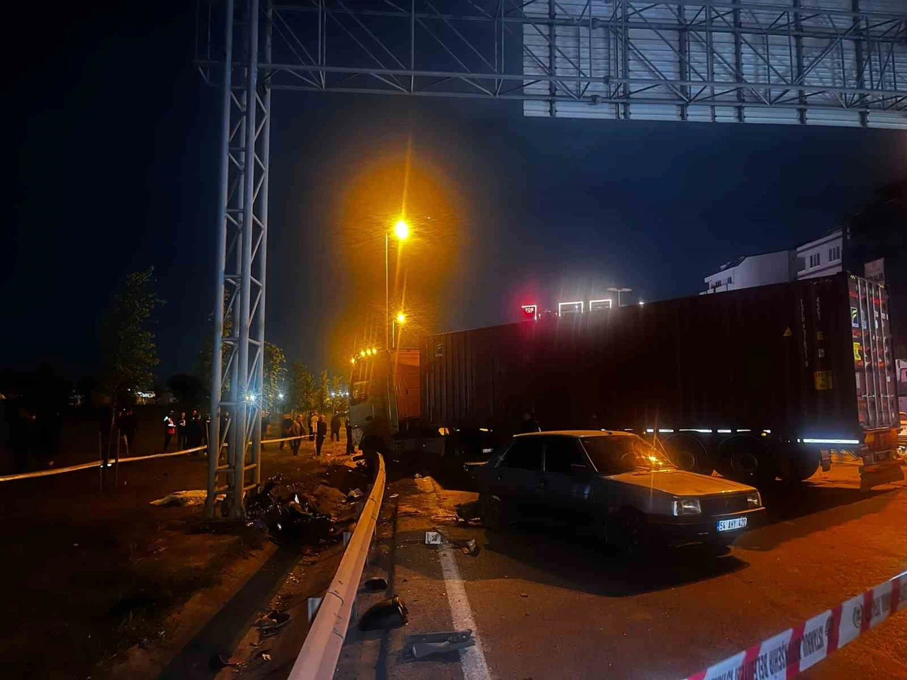 Kontrolden çıkan Tır can aldı. Ortalık savaş alanına döndü