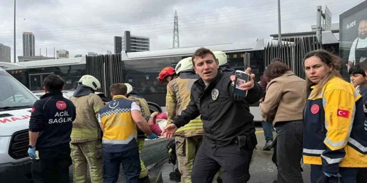 Metrobüste kaza: Seferler durdu, 1 ölü, 20 yaralı