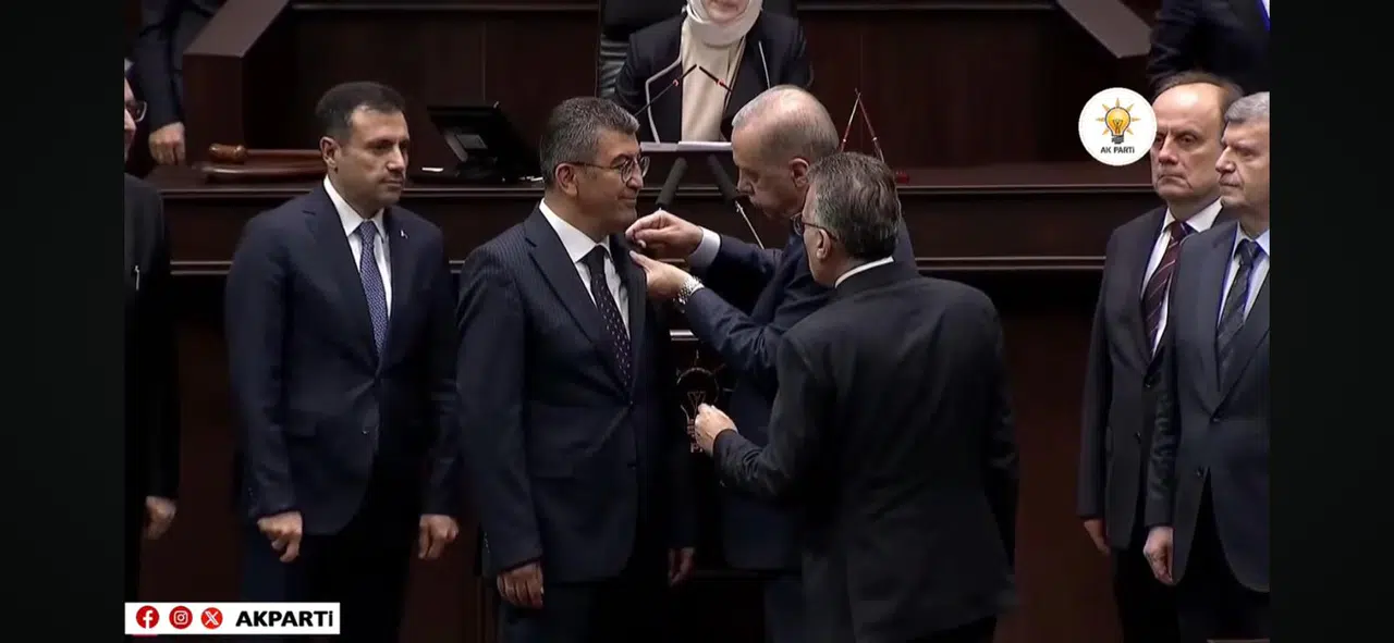 Gelecek Partisi'nden AK Parti'ye geçti. Rozeti Erdoğan taktı