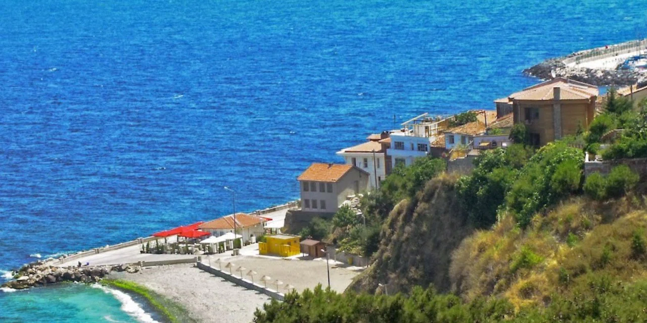 Burası İtalya İbiza değil! Rumlardan kalma saklı kalmış cennet sahil kasabası manzarasıyla büyülüyor