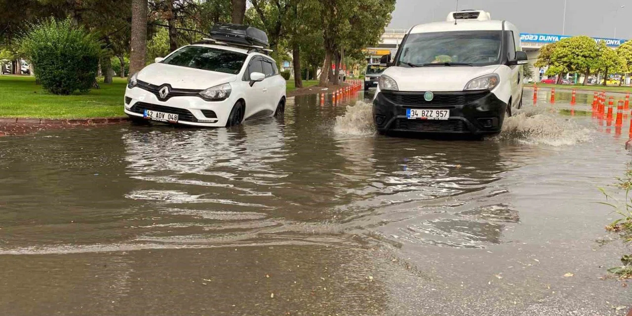 Konya'da yollar nehre döndü. Sel suları caddeleri ve sokakları bastı
