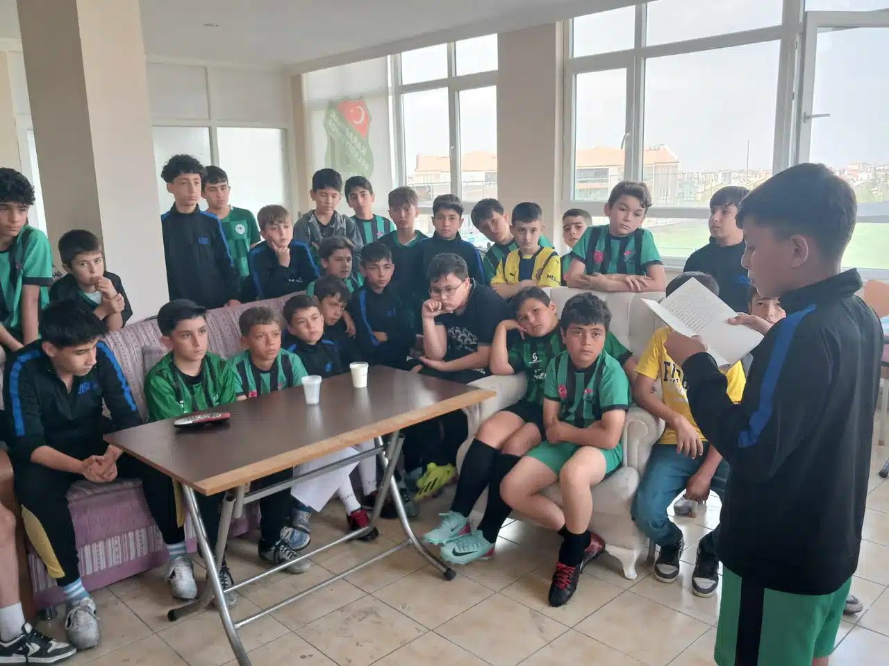 Karapınar Belediyespor’dan örnek uygulama. İdman öncesi kitap okuyorlar
