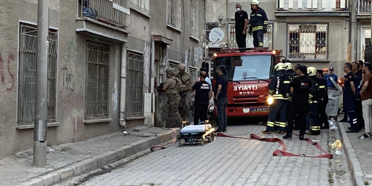 Konya'da cinnet anları. Evini yaktı, kendi boğazına bıçak dayadı