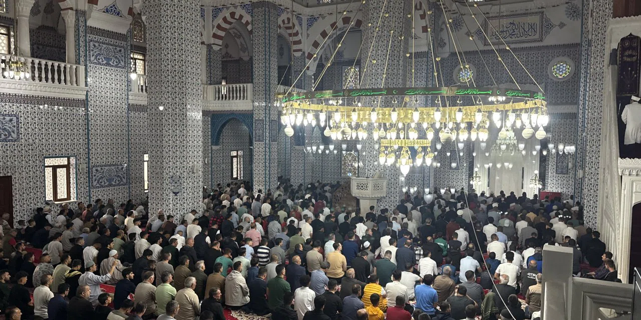 Milyonlar camileri doldurdu, dört bir yanı tekbirler sardı