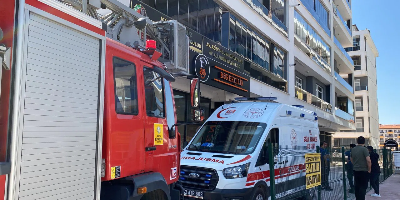 Konya polisinin saatler süren imtihanı: Balkona çıktı bıçağıyla kendine zarar verdi