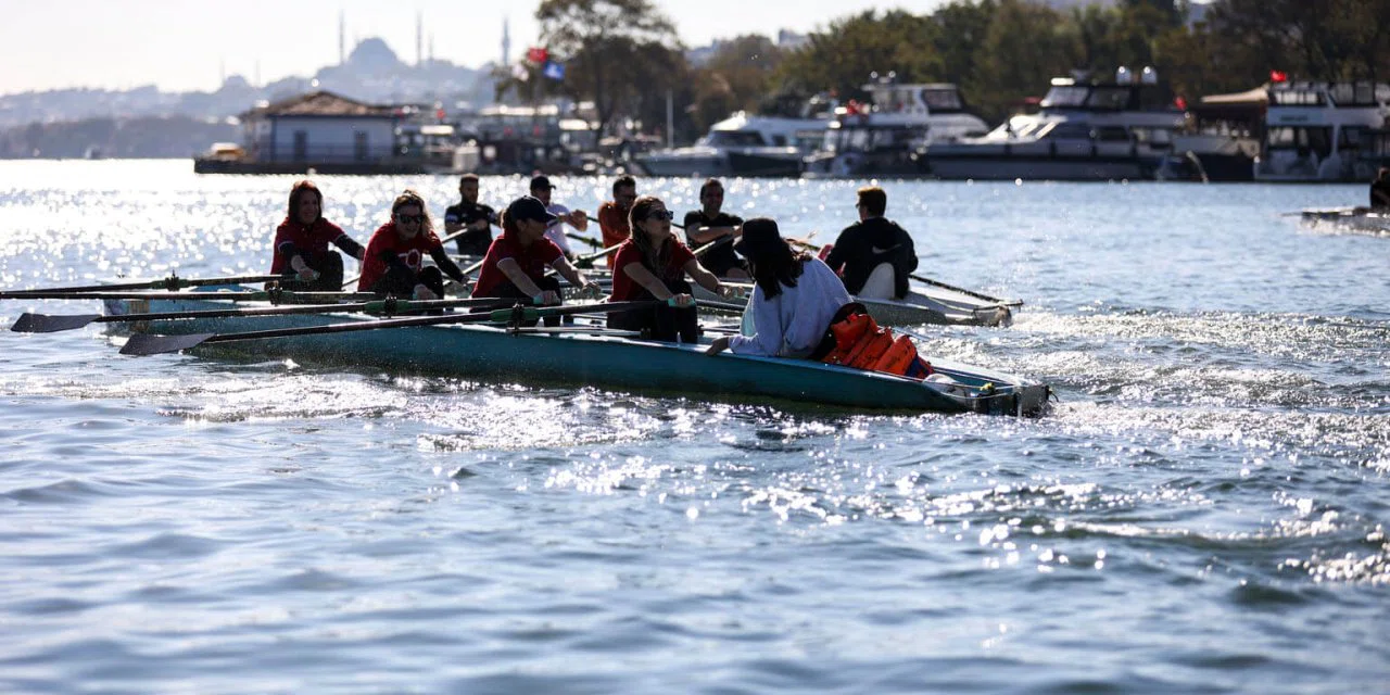 Kadınların yeni yaz tutkusu: İstanbul'da İstanbul'a kürek çekiyorlar