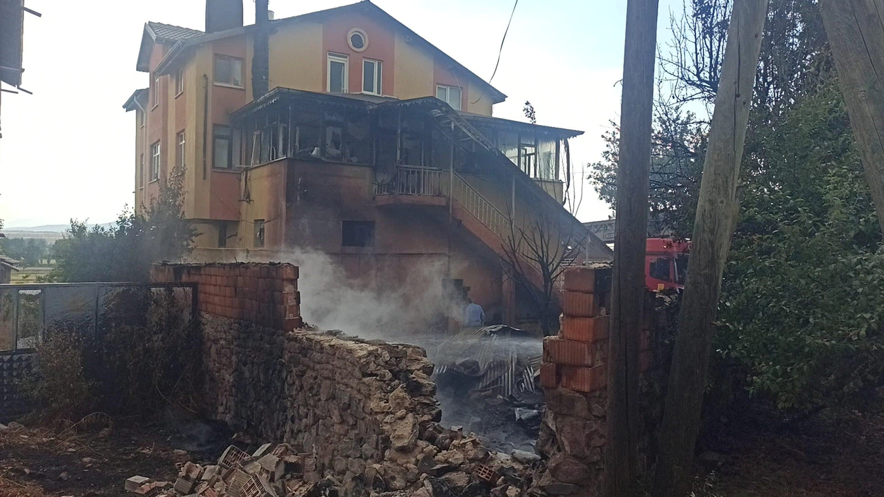 Kuru otları temizlemek üzere yakılan ateş komşu eve sıçradı