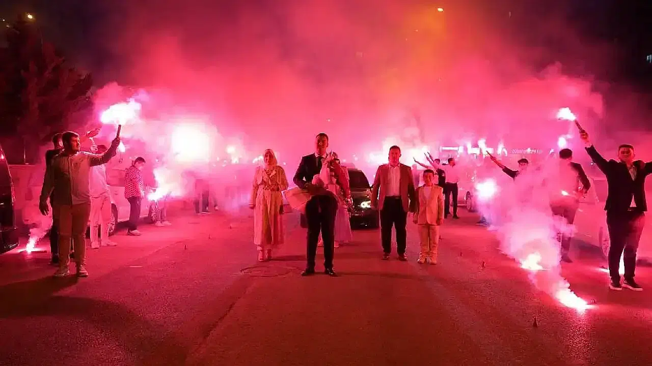 Konya'da kız isteyen şahıs mahalleyi değil ehliyetini yaktı. Gösterişin sonu kötü bitti