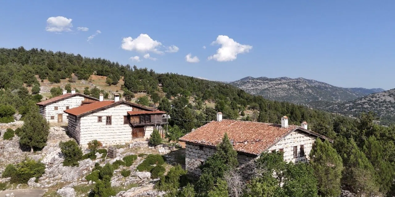 Konya'ya yakın noktada bulunan 800 yıllık köye her yıl nüfusunun bin katı turist geliyor