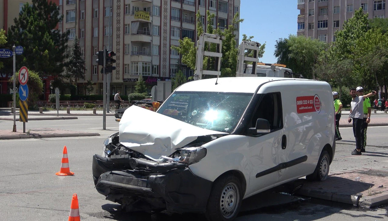 Konya'da hatalı dönüş kazaya  sebep oldu. 3 yaralı var