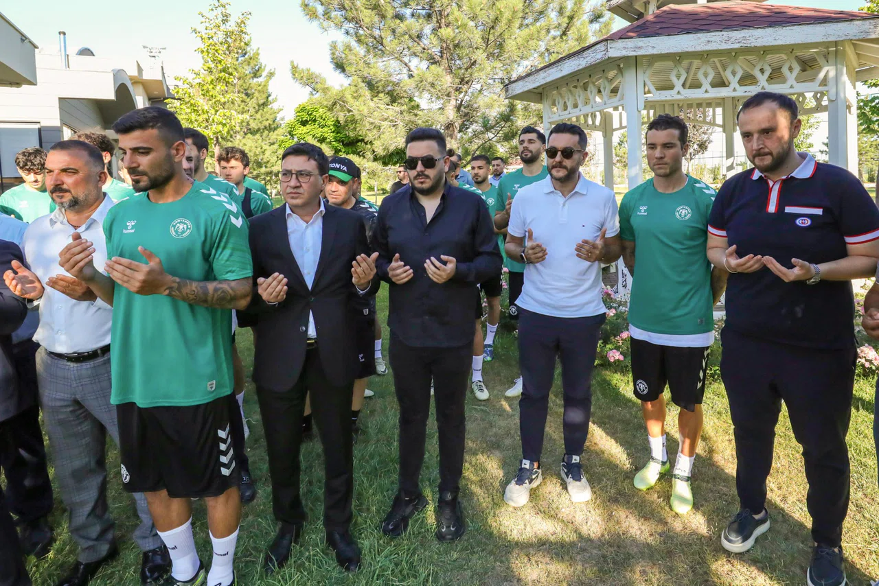Konyaspor yönetimi futbolcularla birlikte dua etti