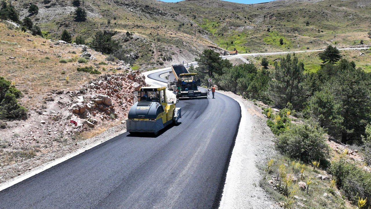 Konya'da araçların ön düzenlerini bozan yollar asfaltlandı