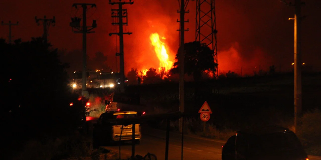 İzmir'de yangın yerleşim yerlerini tehdit ediyor