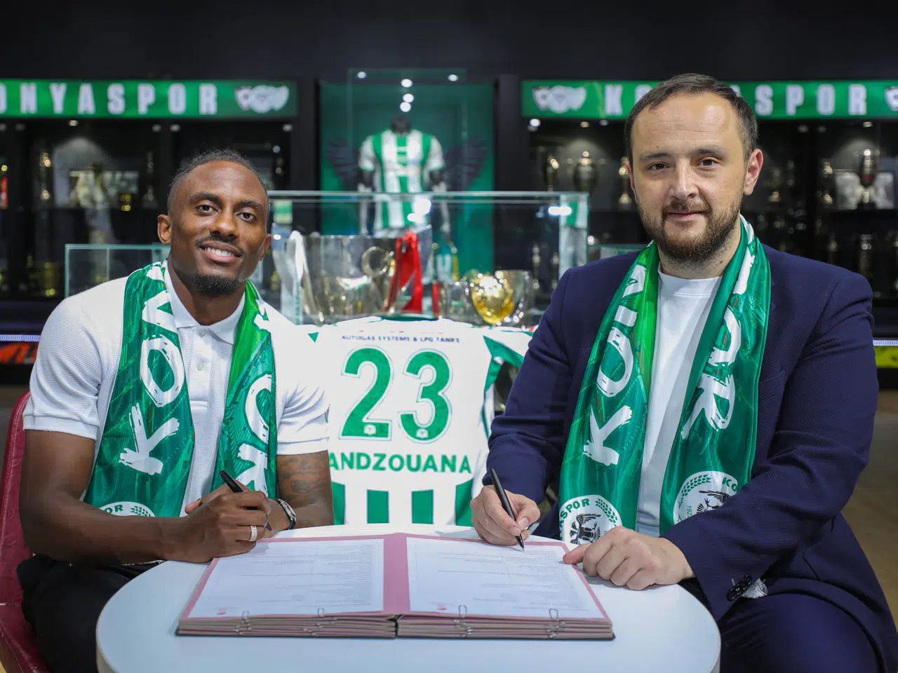 Konyaspor'da beklenen imza geldi. Yeşil - Beyazlılar sağ bekine kavuştu