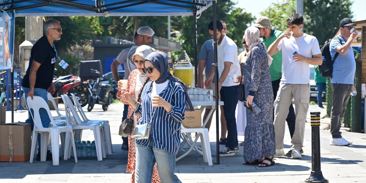 Siyah mı beyaz mı? Aşırı sıcak havalarda serin kalabilmek için ne giymeli? İşte detaylar