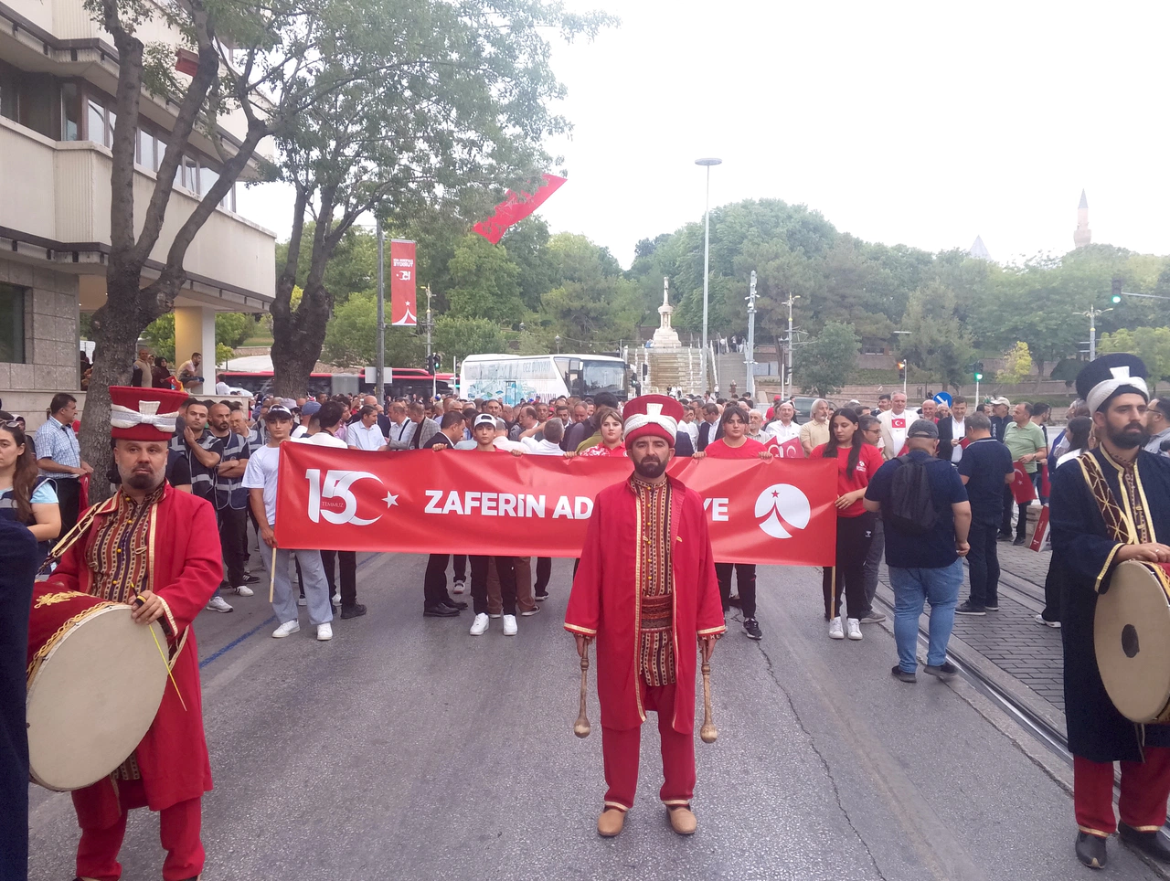 Konya'da 15 Temmuz. Bayrağını kapan meydana geldi