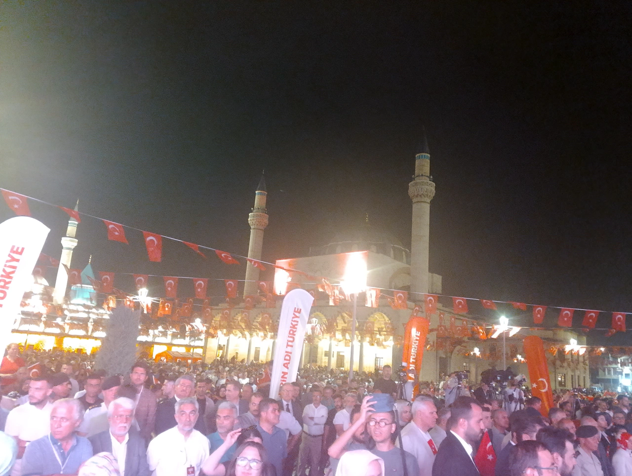 Konya'da 15 Temmuz coşkusu Mevlana Meydanı'nda yaşandı