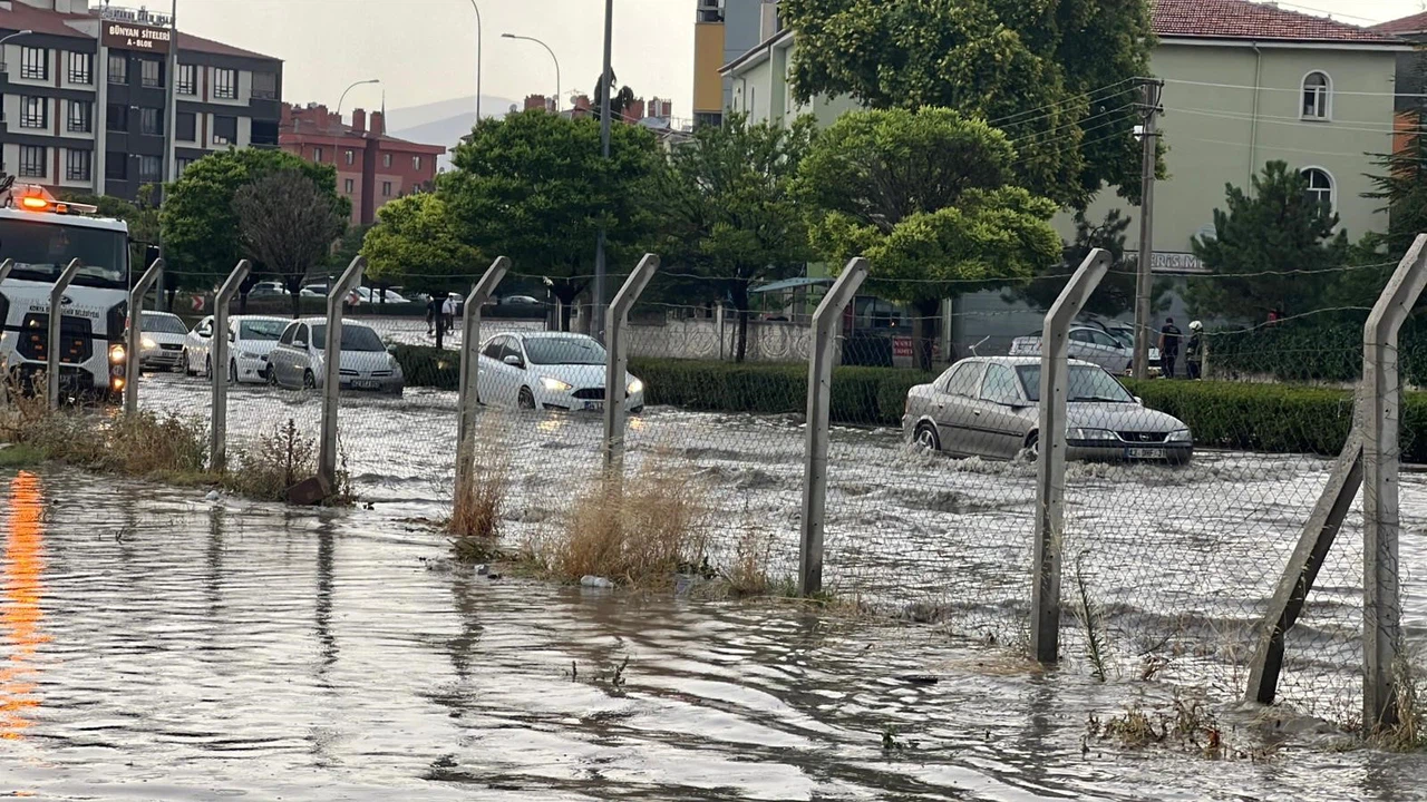 Konya merkezde etkili olan yağışlar sürücülere zor anlar yaşattı