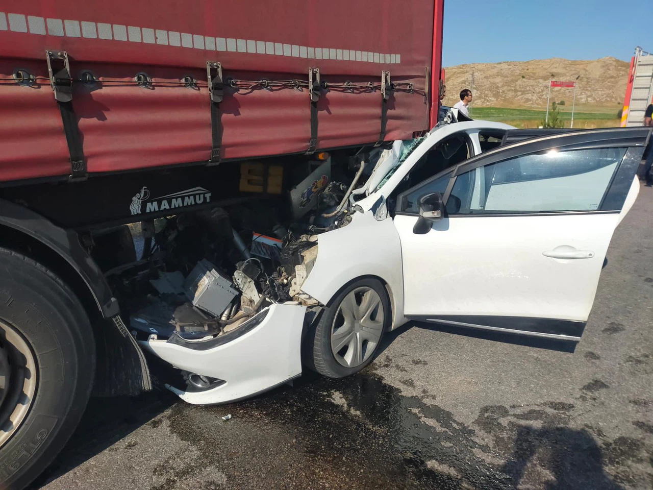 Otomobil tıra çarptı: 2'si çocuk 6 yaralı
