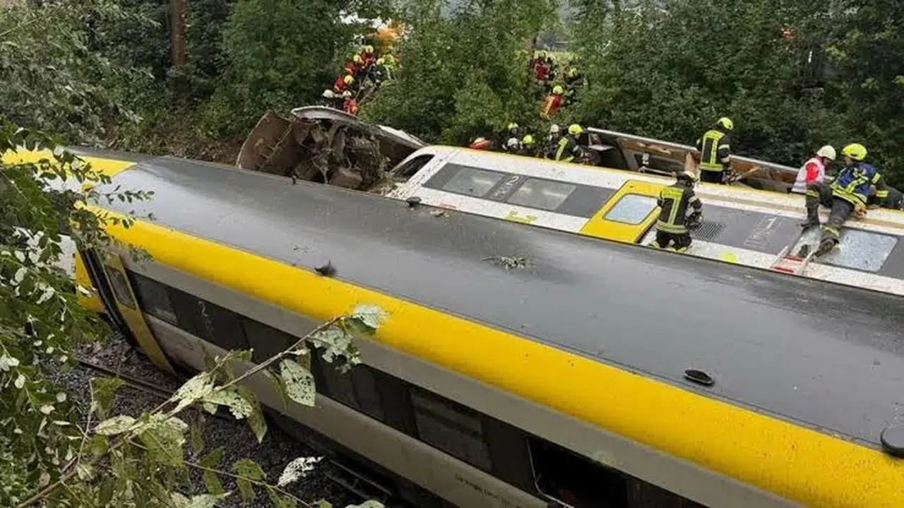 Yolcu treni raydan çıkarak devrildi: 3 ölü, 34 yaralı