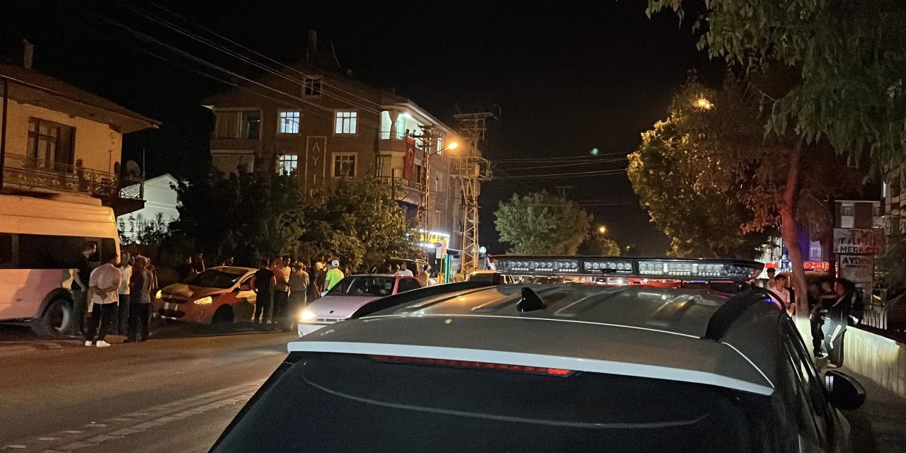 Konya'da feci olay: Yola fırlayan gence iki otomobil çarptı