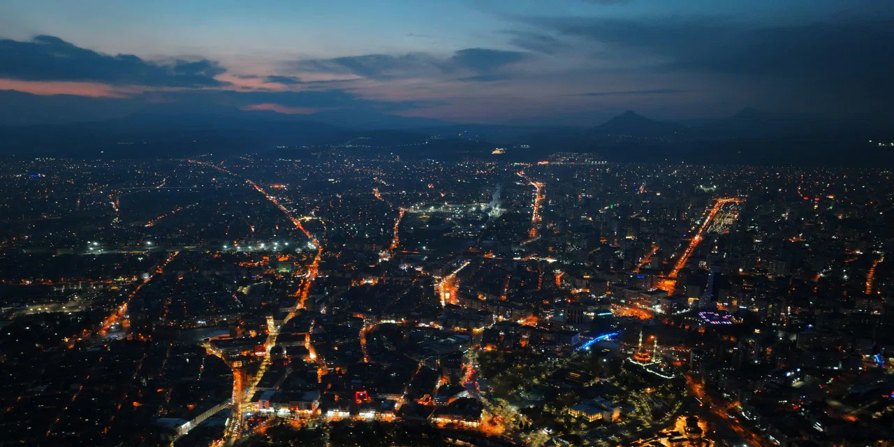 Konya'nın yüksek tepesindeki ışıklar merak uyandırdı. Siluet nereye ait?