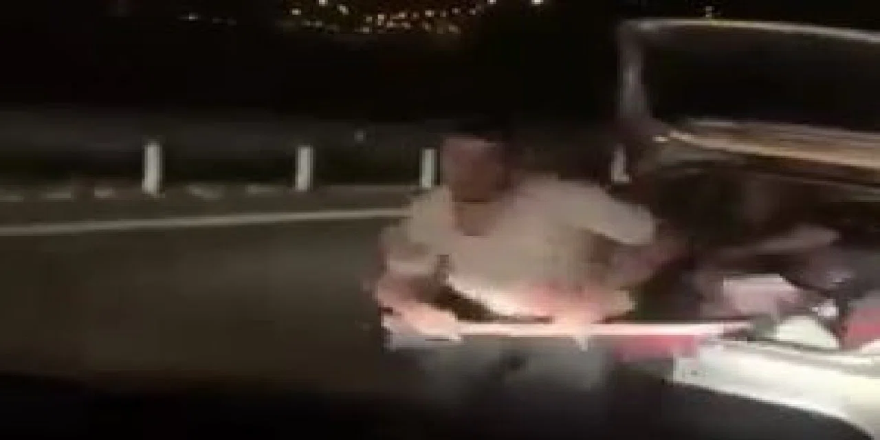 Önünü kestikleri otomobilin sürücüsüne baltayla saldırdılar