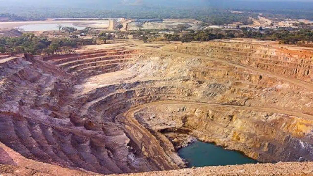 Dünyanın en büyük bakır madeninde göçük: 6 ölü