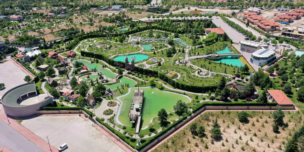 Konya'nın dinozorlu parkı binlerce kişiyi ağırlıyor. İki durağa ziyaretçi akını