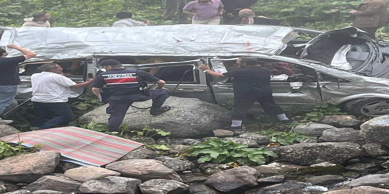 Turistleri taşıyan minibüs uçuruma yuvarlandı: Ölü ve yaralılar var